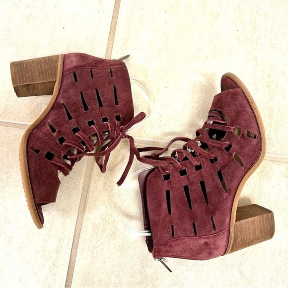 Vince Camuto Tressa Bootie Women Burgundy Suede Laced Back Zip Open Toe Heels 6M - Picture 5 of 7
